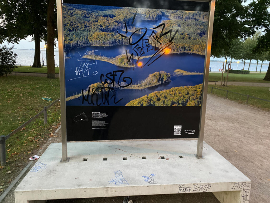 Stralsund Fotoausstellung Sachbeschädigung Sundpromenade