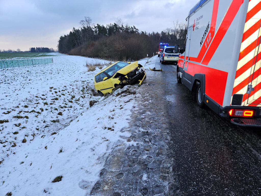 Verunfallter Skoda auf winterglatter Fahrbahn auf der B194 zwischen Klevenow und Poggendorf