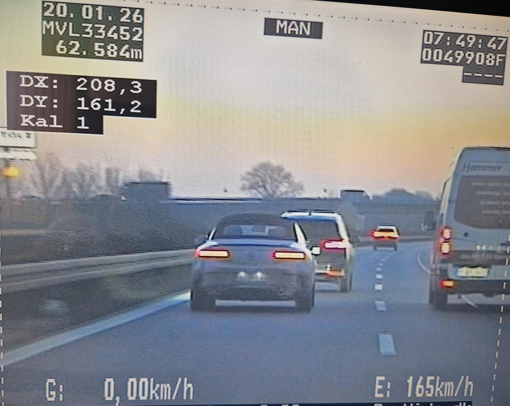 Videowagen filmt zu geringen Abstand auf der Autobahn A20 zwischen Grimmen West und Ost